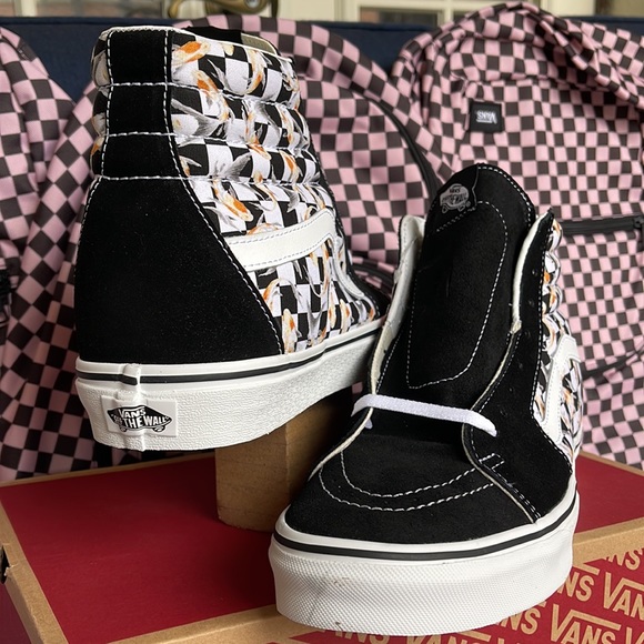 Vans Men’s Sk8-Hi
Checkerboard Koi/Black
VN0A7Q5NVG3
Sneakers - Picture 10 of 16